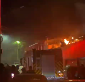 Incêndio atinge prédio de flats em Ponta Negra; Bombeiros controlam as chamas